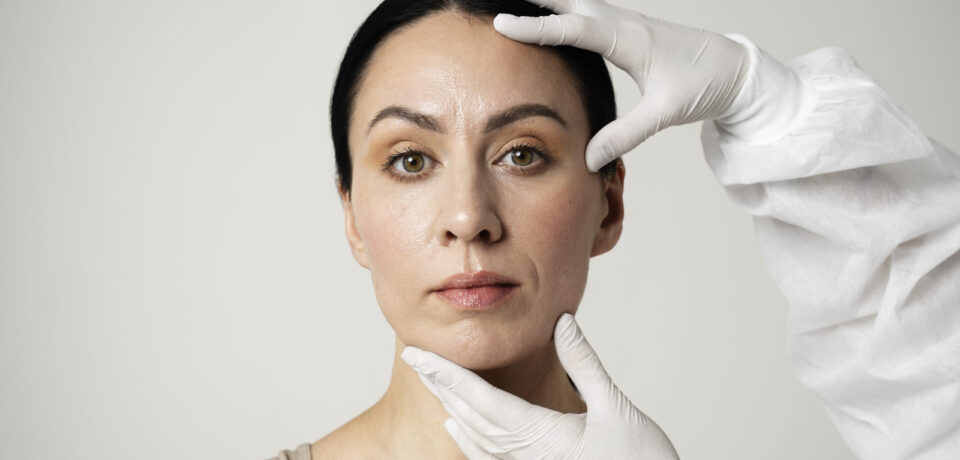 front-view-hands-holding-woman-s-head front-view-hands-holding-woman-s-head